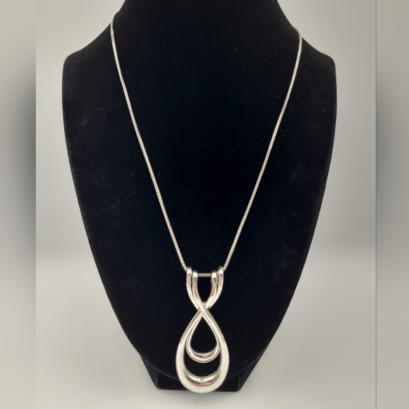 Chic Silver Pendant Necklace - Picture 3 of 9